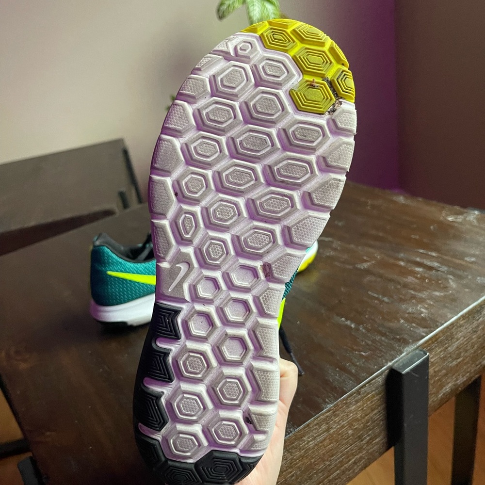 Nikes - Picture 3 of 4
